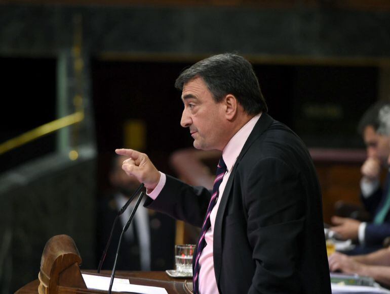El portavoz del PNV, Aitor Esteban, durante su intervención en la sesión del pleno del Congreso
