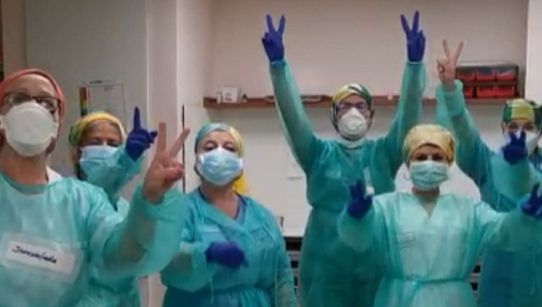 Sanitarios celebrando las buenas noticias