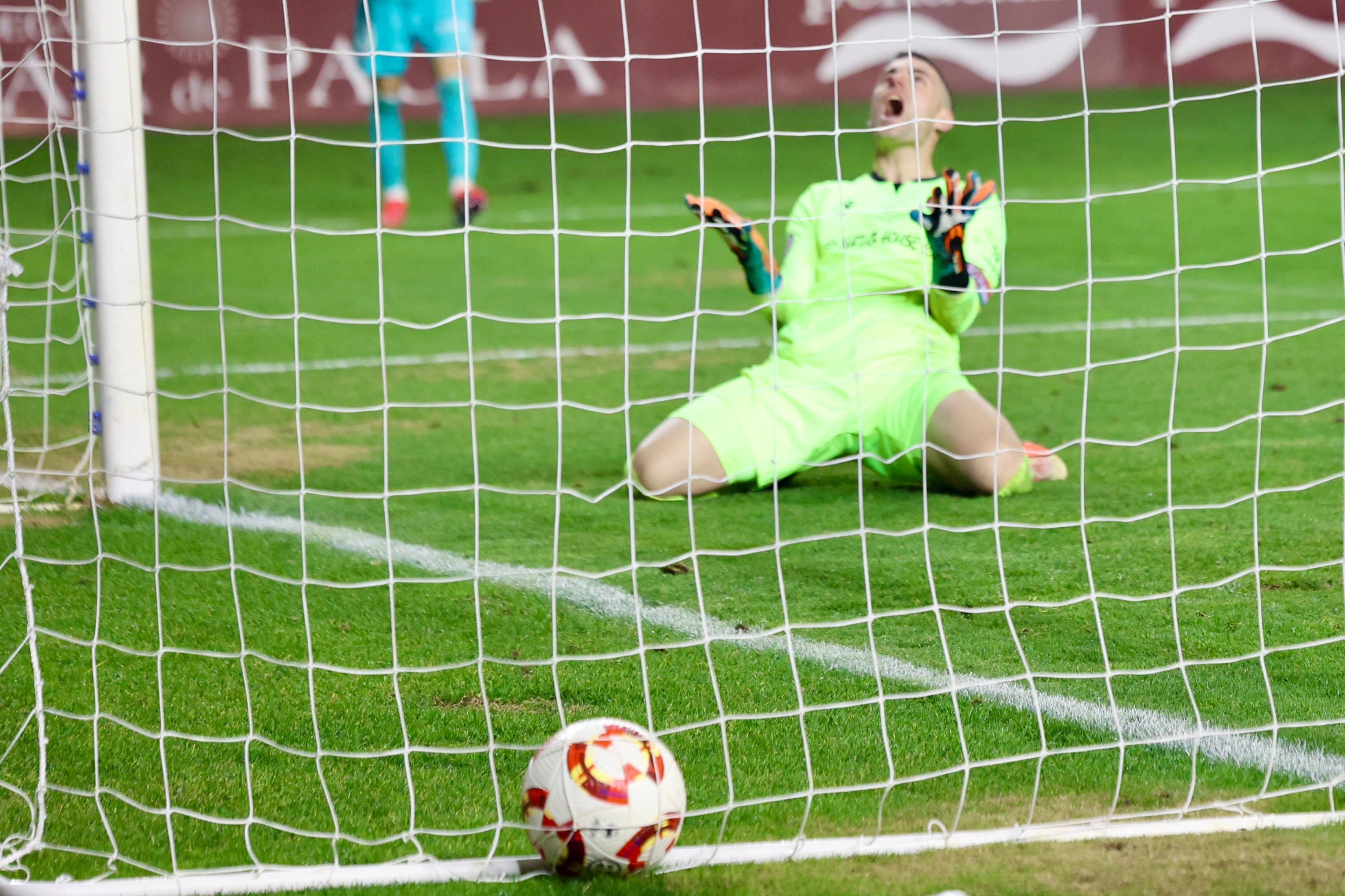 LOGROÑO, 04/01/2025.- El guardameta del Logroñés, Kike Royo, durante la tanda de penaltis frente al Athletic Club en los dieciseisavos de final de la Copa del Rey que han disputado hoy sábado en el Estadio Las Gaunas de Logroño. EFE/ Raquel Manzanares.
