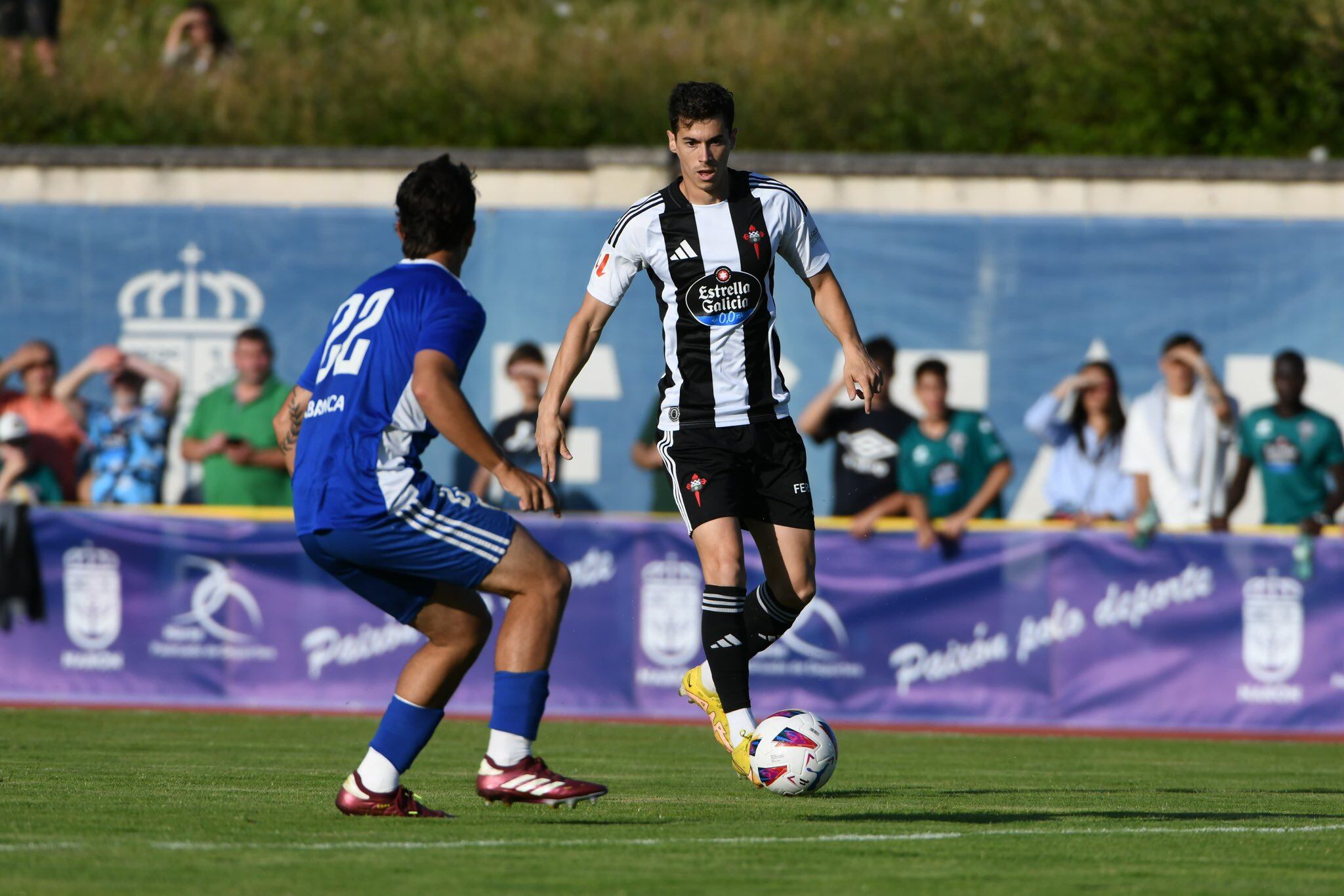 Nacho Sánchez conduce el esférico en una jugada del amistoso entre Racing y Bergantiños en Río Seco (foto: Racing Club Ferrol)