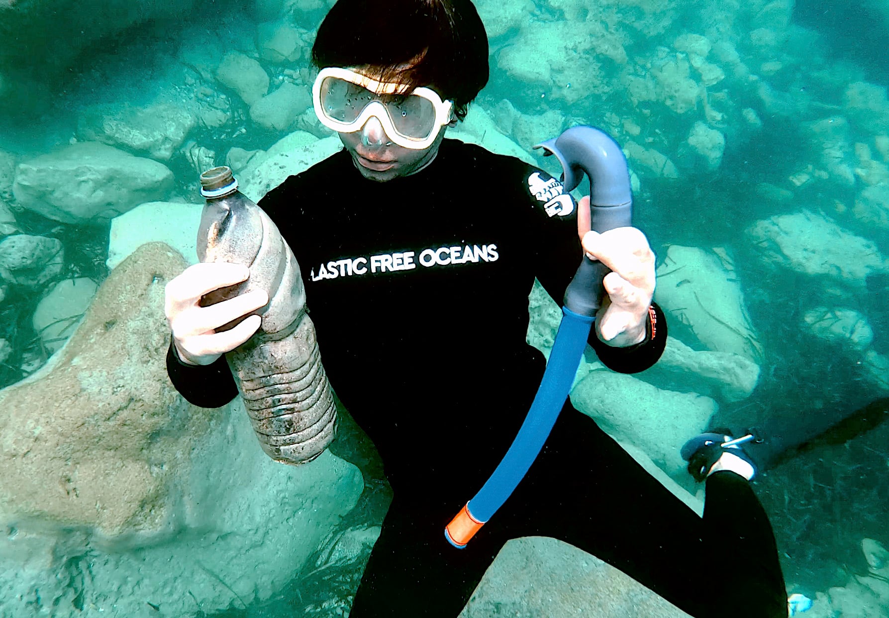 Demostrar que se puede vivir de limpiar el mar de plásticos y solucionar uno de los mayores problemas del planeta sin depender de donaciones es el principal objetivo de Gravity Wave, proyecto puesto en marcha por los hermanos Amaia y Julen Rodríguez tras vivir experiencias que les &quot;abrieron los ojos&quot;.