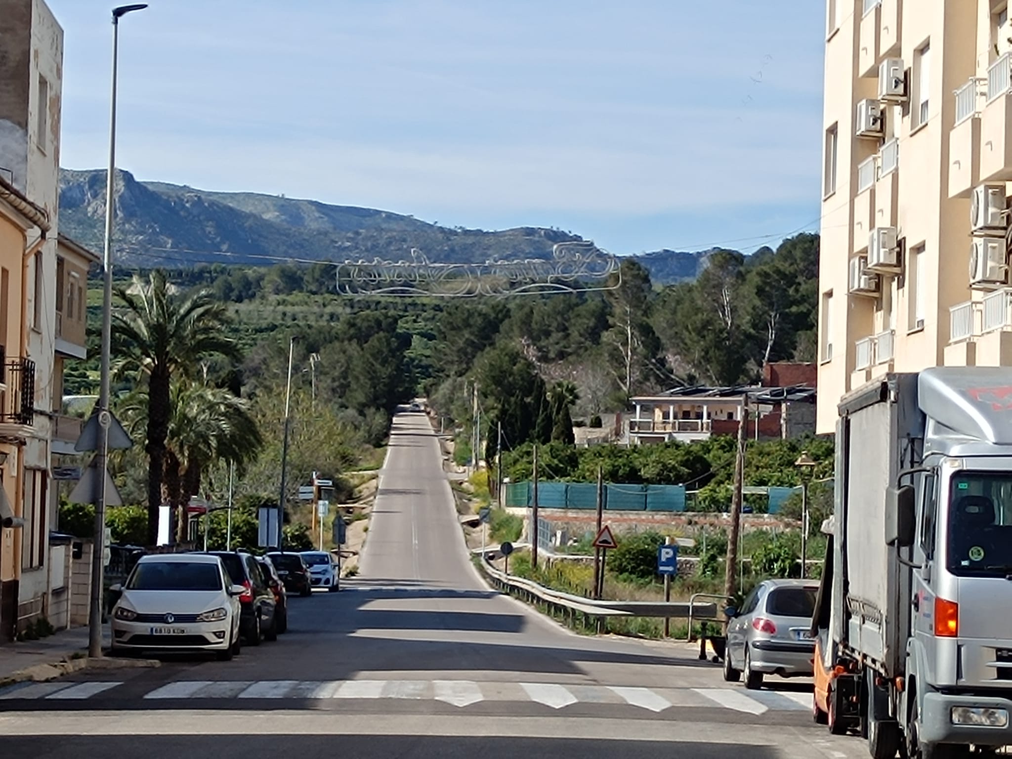 Vía actual que conecta el pueblo con la urbanización de la Serreta.