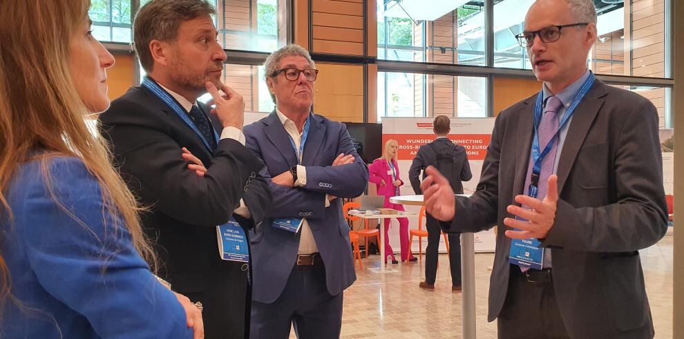 El consejero de Vertebración del Territorio, Movilidad y Vivienda, José Luis Soro, ha mantenido este miércoles varias reuniones de trabajo para trasladar a los representantes europeos la importancia de la reapertura de la línea internacional de Canfranc