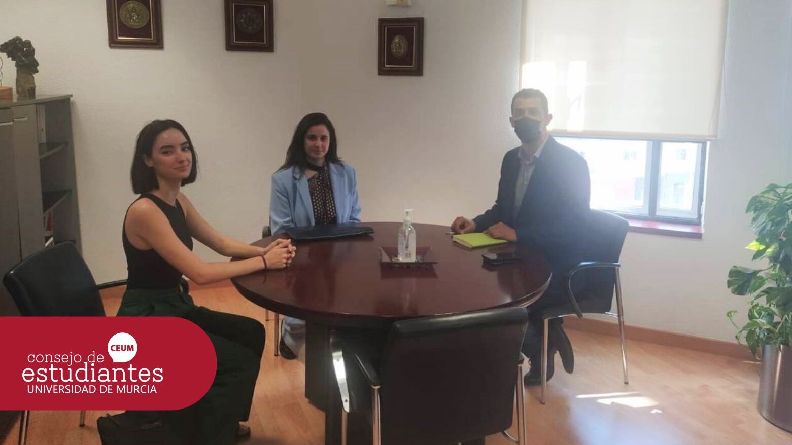 La presidenta del CEUM, Eva Garcés (chaqueta azul), y la vicepresidenta de Política Universitaria, M.ª Juárez Muñoz (de negro), en una reunión mantenida a finales de mayo con el director general de Universidades.