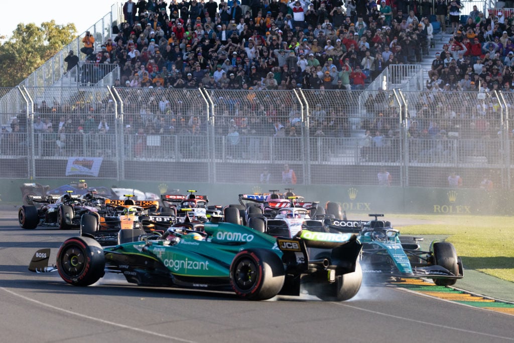 Alonso trompea después de su toque con Carlos Sainz en el GP de Australia