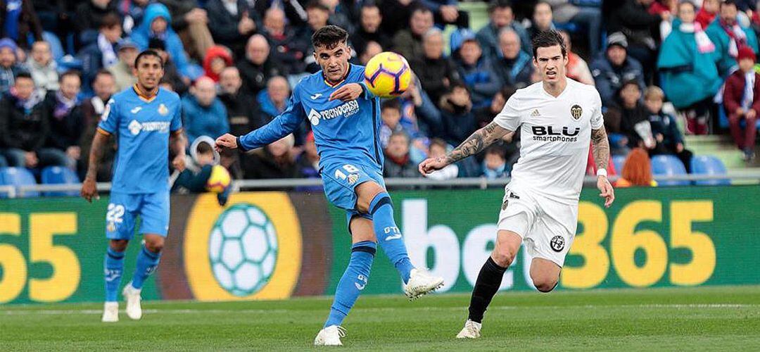 El azulón Arambarri (18) despeja un balón ante Santi Mina durante el partido de LaLiga Santander en el Coliseum que terminó con victoria visitante.