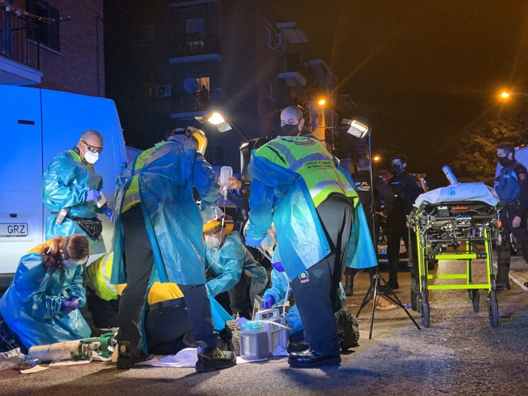 Los equipos de emergencias asisten a un herido por arma blanca en el distrito de Usera