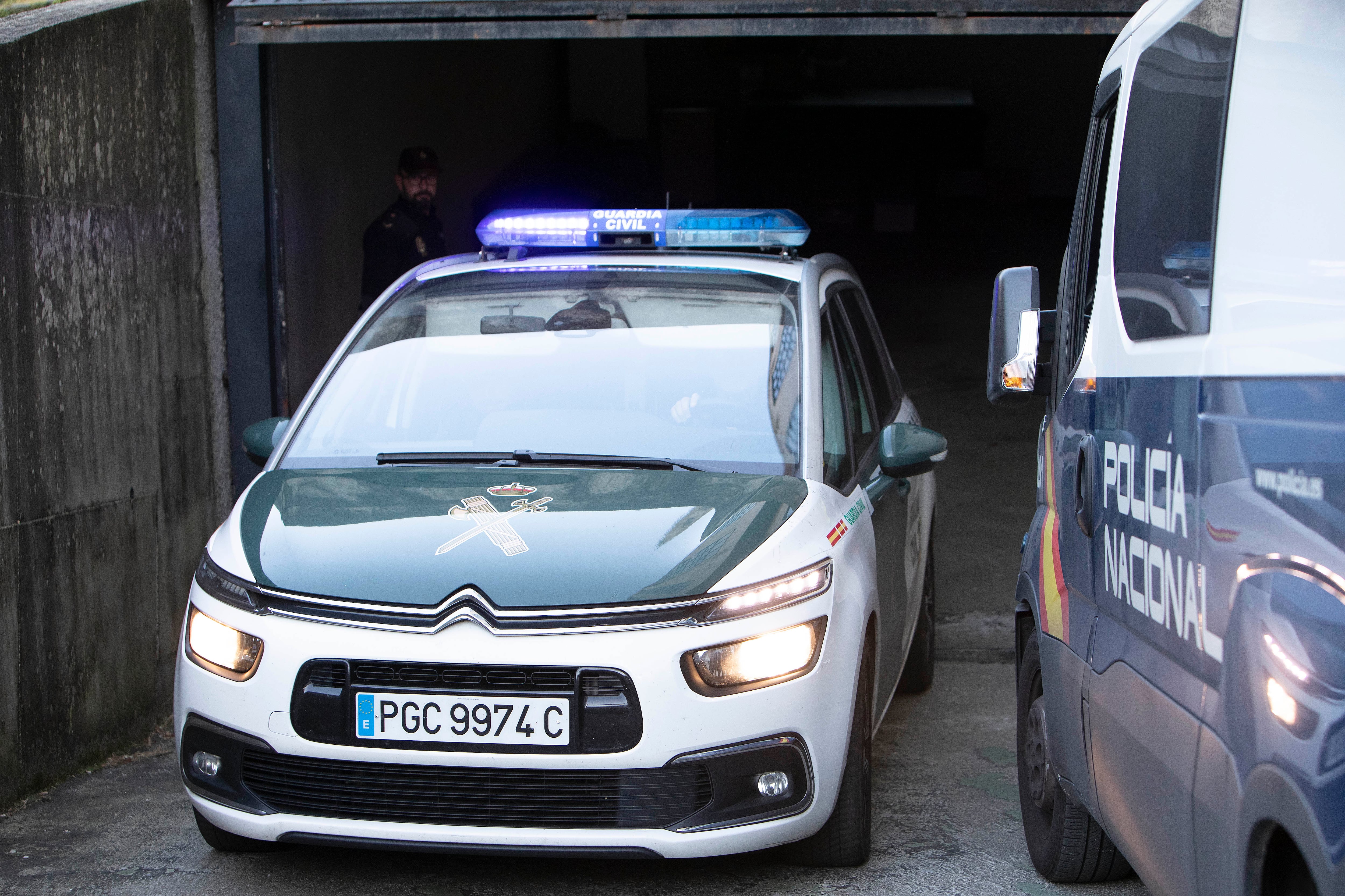 VIGO (PONTEVEDRA), 09/02/2023.- Traslado del presunto asesino de Beatriz Lijó, la mujer asesinada en Bayona por su exmarido, este jueves a la cárcel de A Lama de Pontevedra.La magistrada del Juzgado de Violencia sobre la Mujer de Vigo ha decretado el ingreso en prisión provisional, comunicada y sin fianza de Ángel R.D., el presunto autor del asesinato de su expareja Beatriz Lijó, cometido el domingo por la noche en Baiona (Pontevedra). Como medidas cautelares, al detenido se le ha impuesto la prohibición de comunicarse por cualquier medio con sus hijos menores de edad, aproximarse a ellos a menos de 500 metros, de su domicilio o del lugar de estudios . EFE / Salvador Sas
