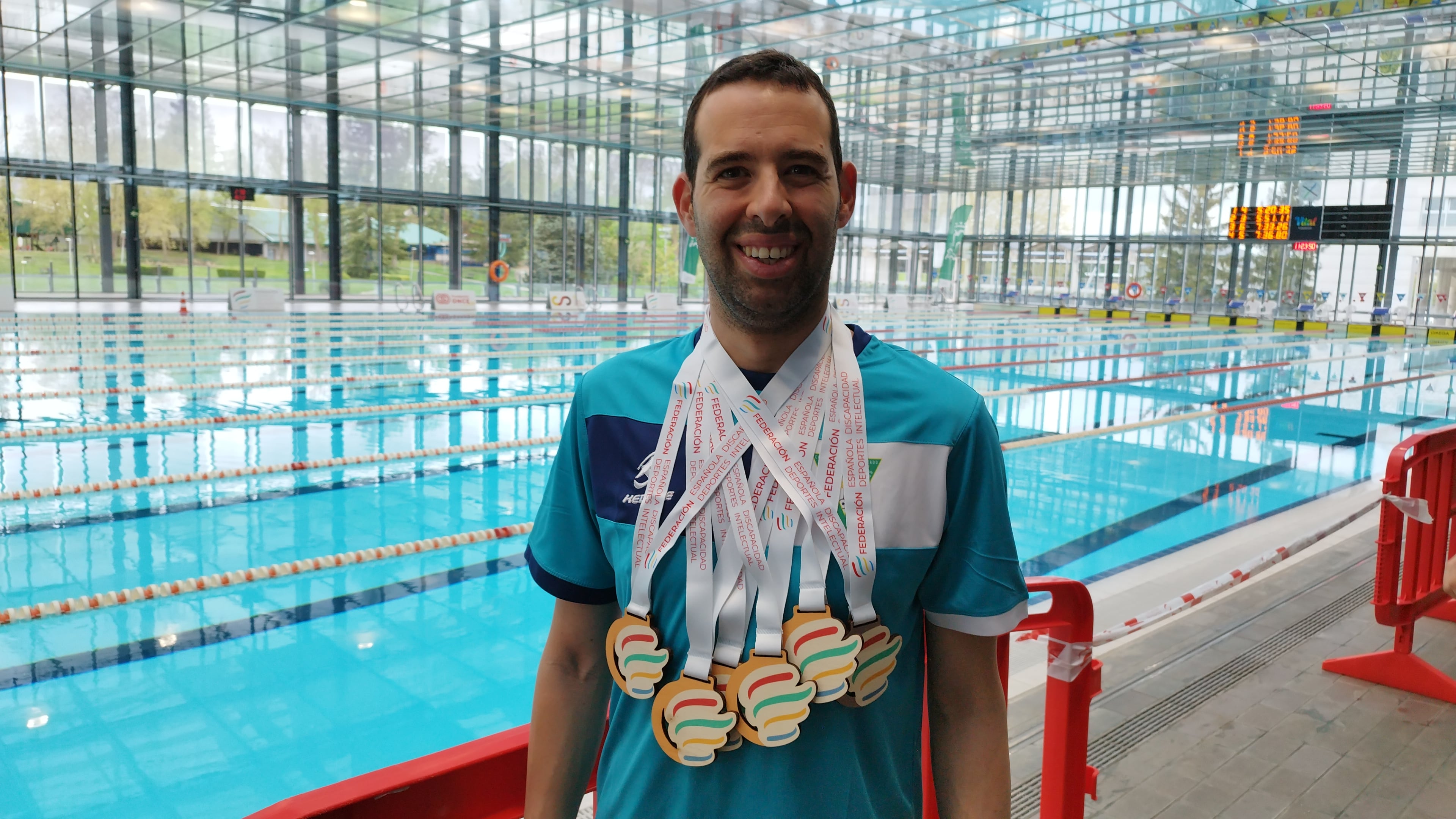 Carlos Tejada consigue 4 oros en la categorías máster en las pruebas de los 100 libres , 200 libres, 50 espalda y 100 espalda.