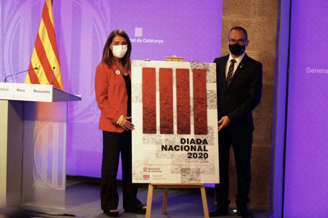 Imatge de la presentació del cartell dels actes per la Diada de l&#039;11-S per part de la consellera Meritxell Budó i el vicepresident del Parlament, Josep Costa.