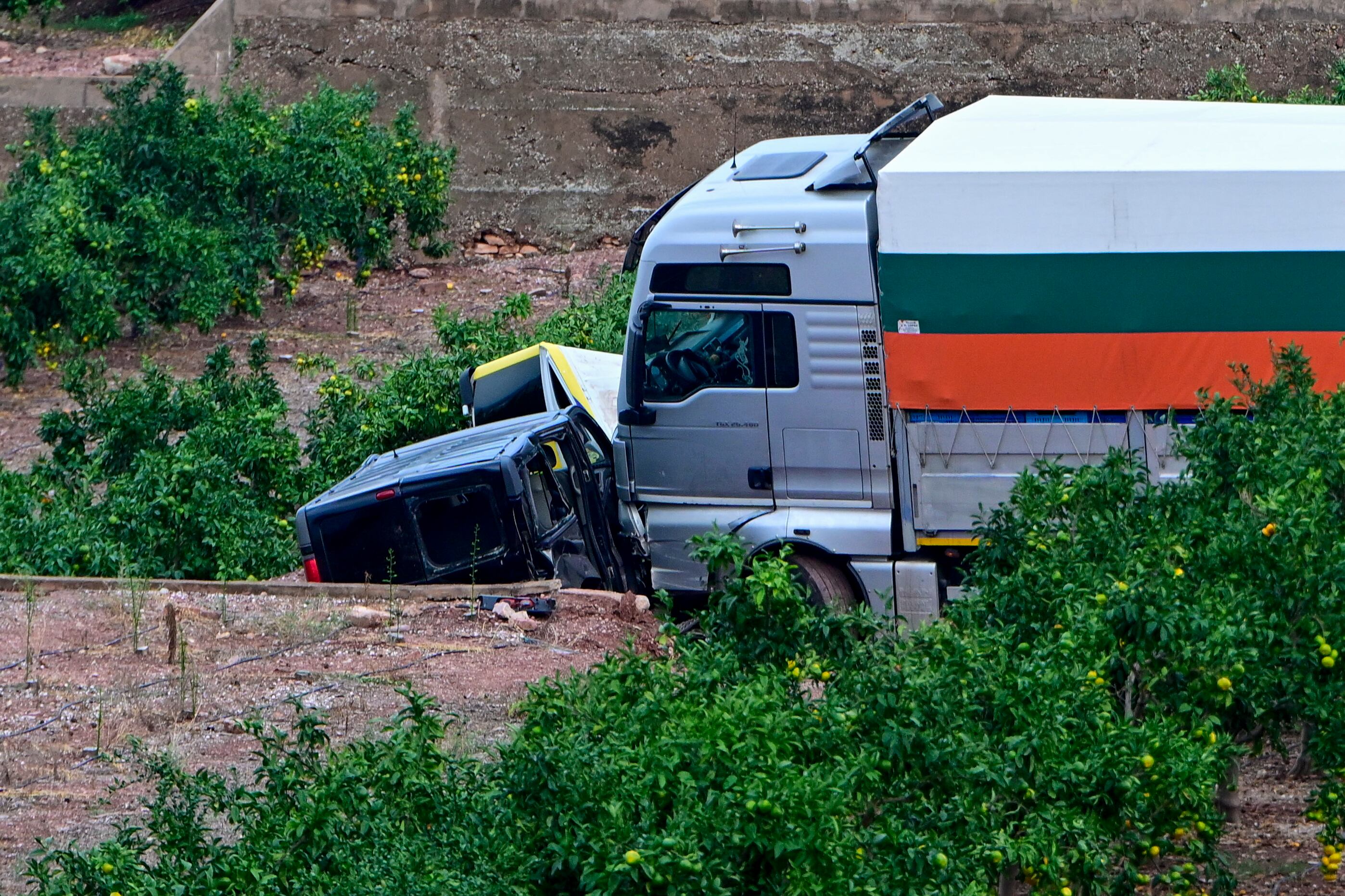 Vista general del camión que ha ocasionado un accidente en el que han fallecido tres personas y otras cuatro han resultado heridas en un camino agrícola de la localidad valenciana de Benifairó de les Valls. EFE/Andreu Esteban