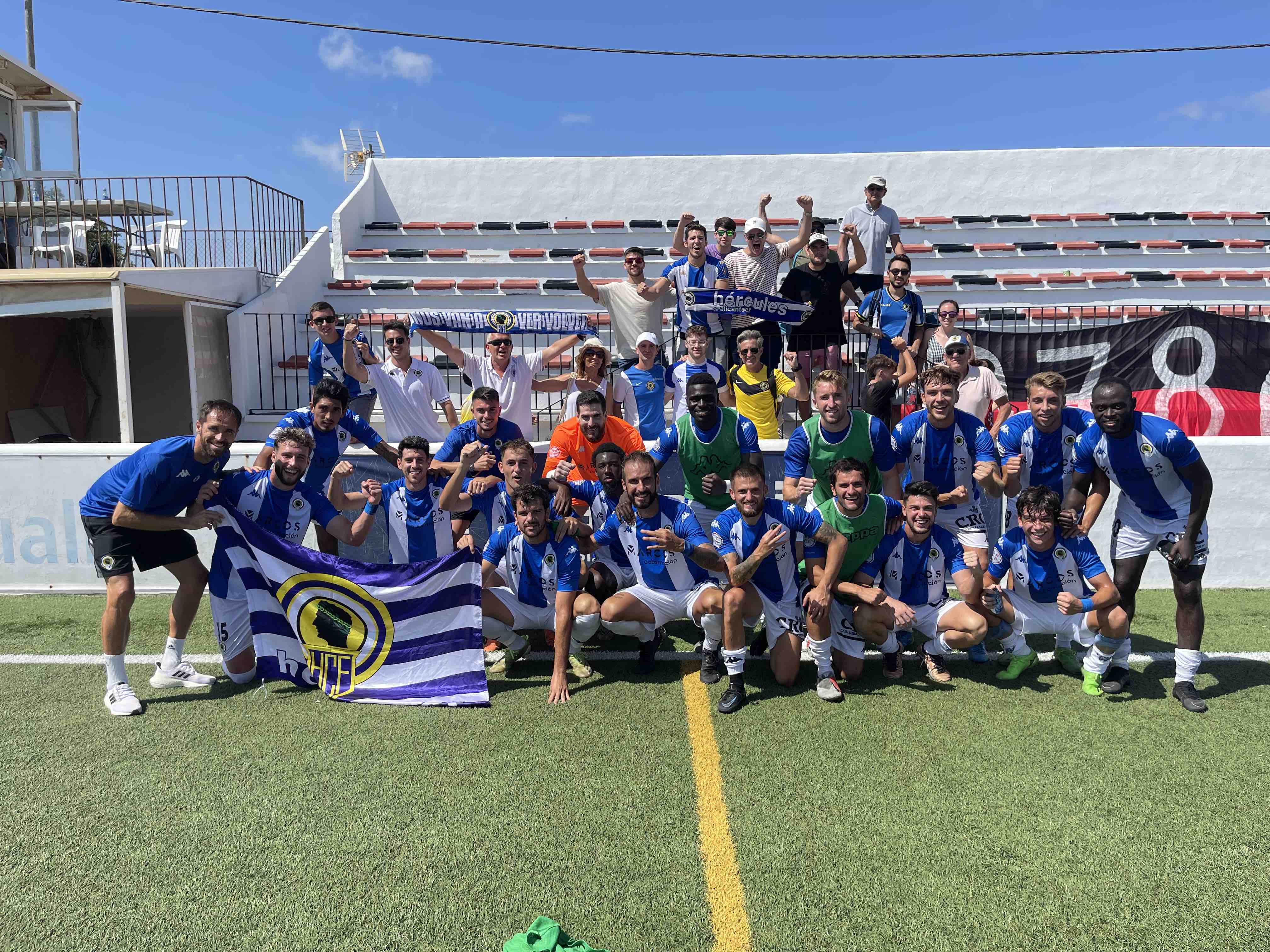 Los jugadores del Hércules celebran la victoria frente a Formentera con sus aficionados