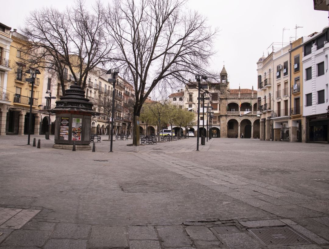 Plaza Mayor de la ciudad de Plasencia vacía