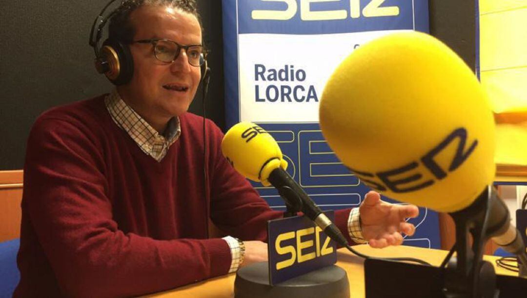 Foto de archivo de Antonio García, presidente de CECLOR en los estudios de Radio Lorca Cadena SER.