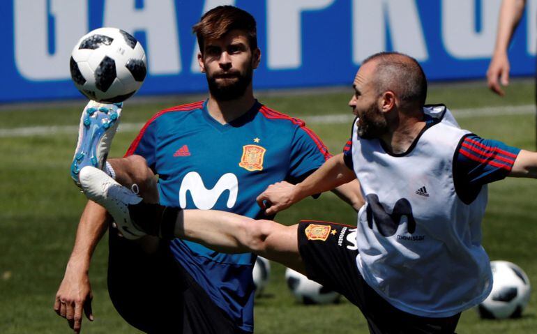 Piqué e Iniesta, en un entrenamiento con la selección española.