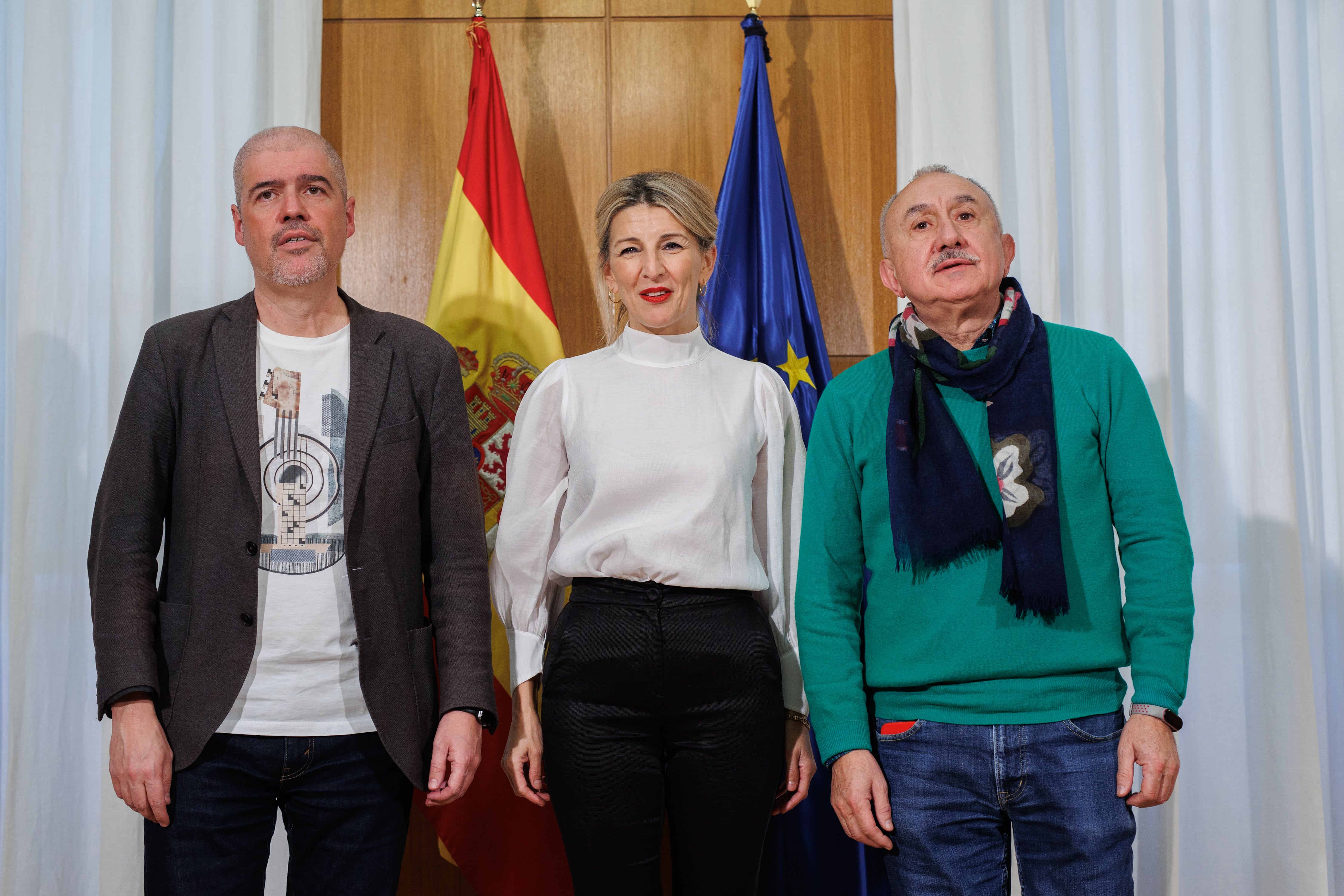 La ministra de Trabajo junto a los líderes de UGT y CCOO.