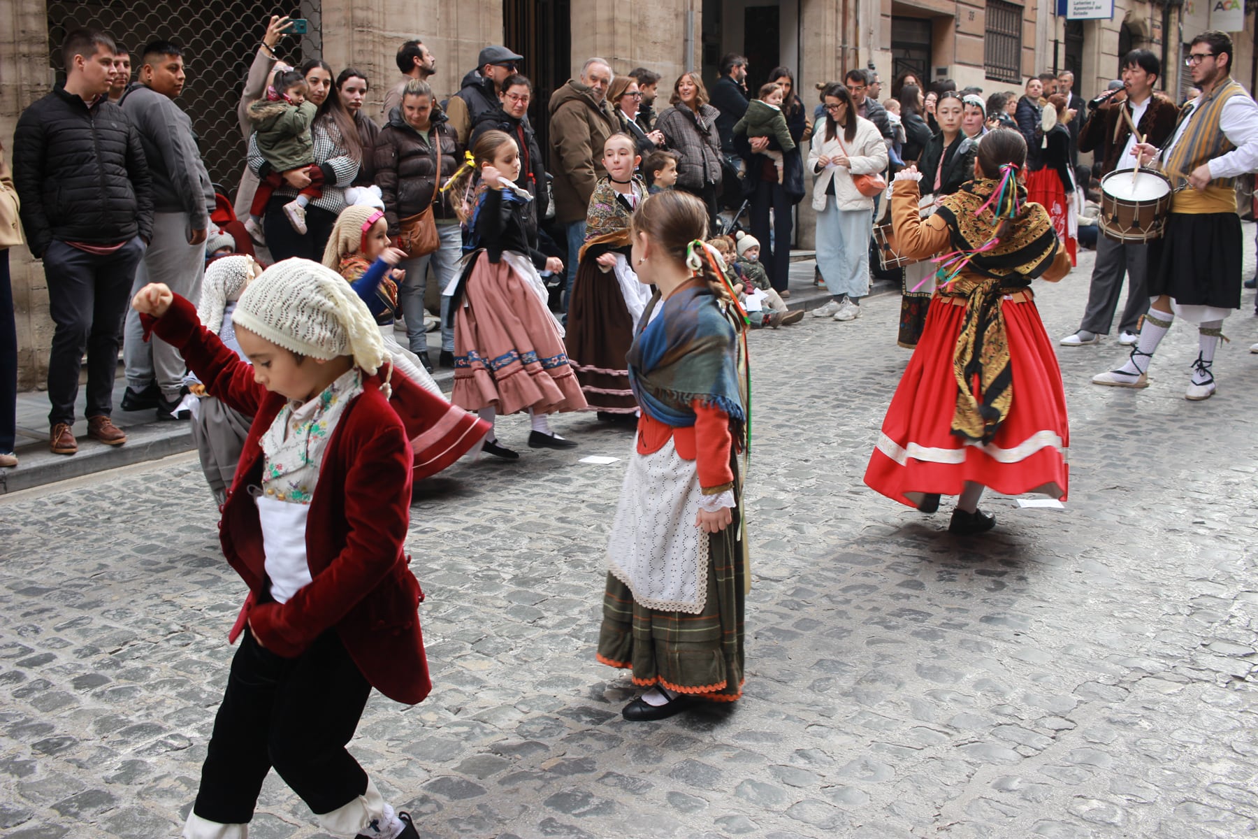 Los más pequeños del Grup de Danses Sant Jordi durante el desfile