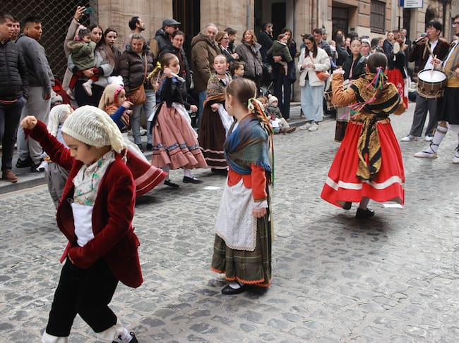 Los más pequeños del Grup de Danses Sant Jordi durante el desfile