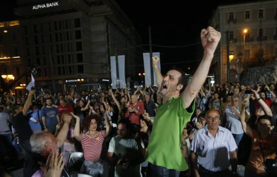 Defensores del &#039;no&#039; celebran su victoria en las calles de Atenas.