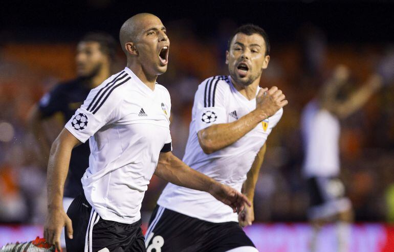 GRA258. VALENCIA, 19/08/2015.- El centropcampista francés del Valencia CF Sofiane Feghouli (i) celebra su gol, tercero de su equipo ante el AS Monaco, durante el partido de ida de la eliminatoria previa de Liga de Campeones que se juega esta noche en el campo de Mestalla, en Valencia. EFE/MIGUEL ÁNGEL POLO