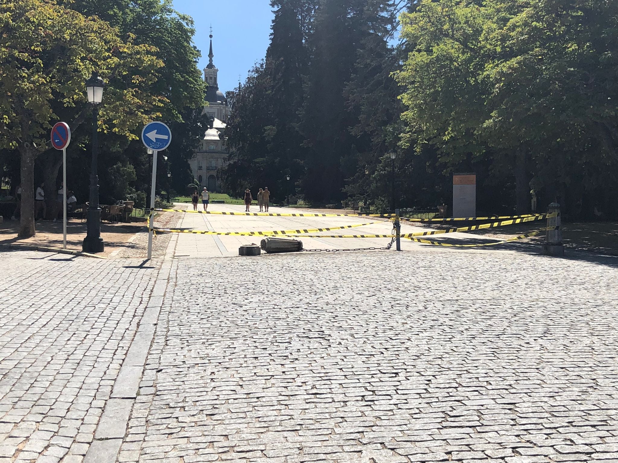 Un coche derriba uno de los bolardos de piedra en el acceso a la Alameda del Medio Punto en La Granja