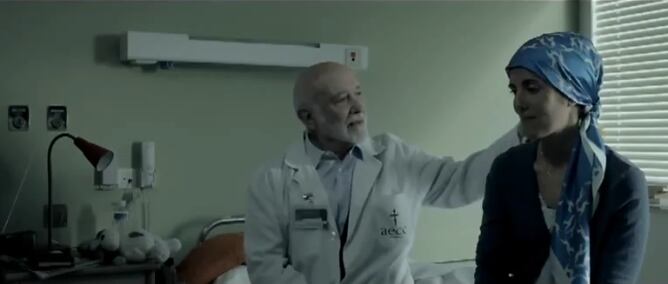 Un fotograma del vídeo de l'Associació Espanyola contra el Càncer: "60 anys donant moments de les nostres vides"