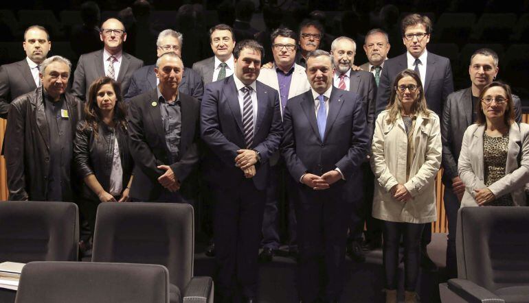 El embajador de Armenia en España, Avet Adonts, posa con los diputados y participantes en la jornada de conmemoración del 100 aniversario del genocidio armenio.