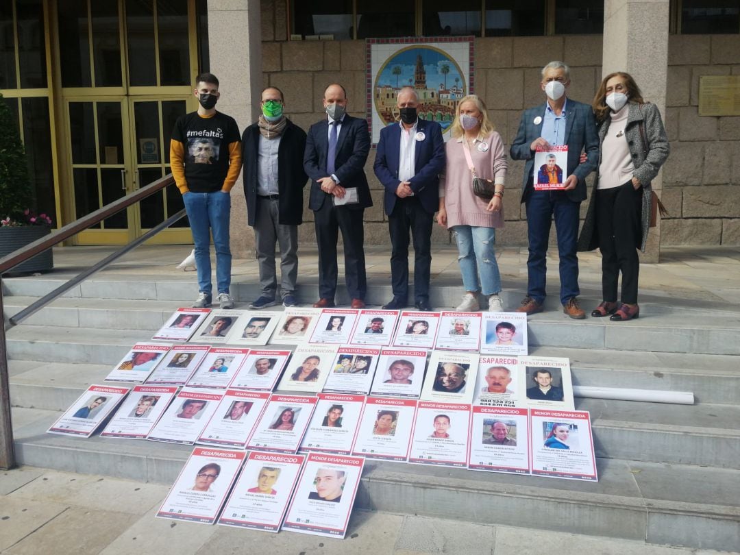 Los padres de Paco Molina y Familiares de Rafael Muriel, a las puertas del ayuntamiento. Junto a los concejales Bernardo Jordano (PP) y Juan Alcántara (Podemos).