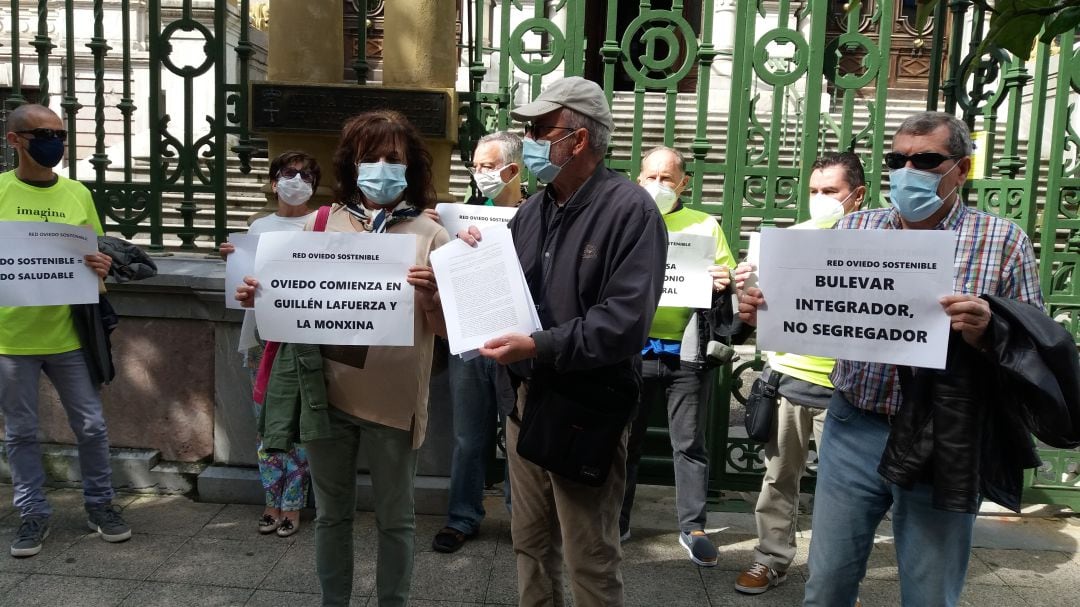 Miembros de la Red &quot;Oviedo Sostenuble&quot; llevan su reclamación a la Junta General del Principado