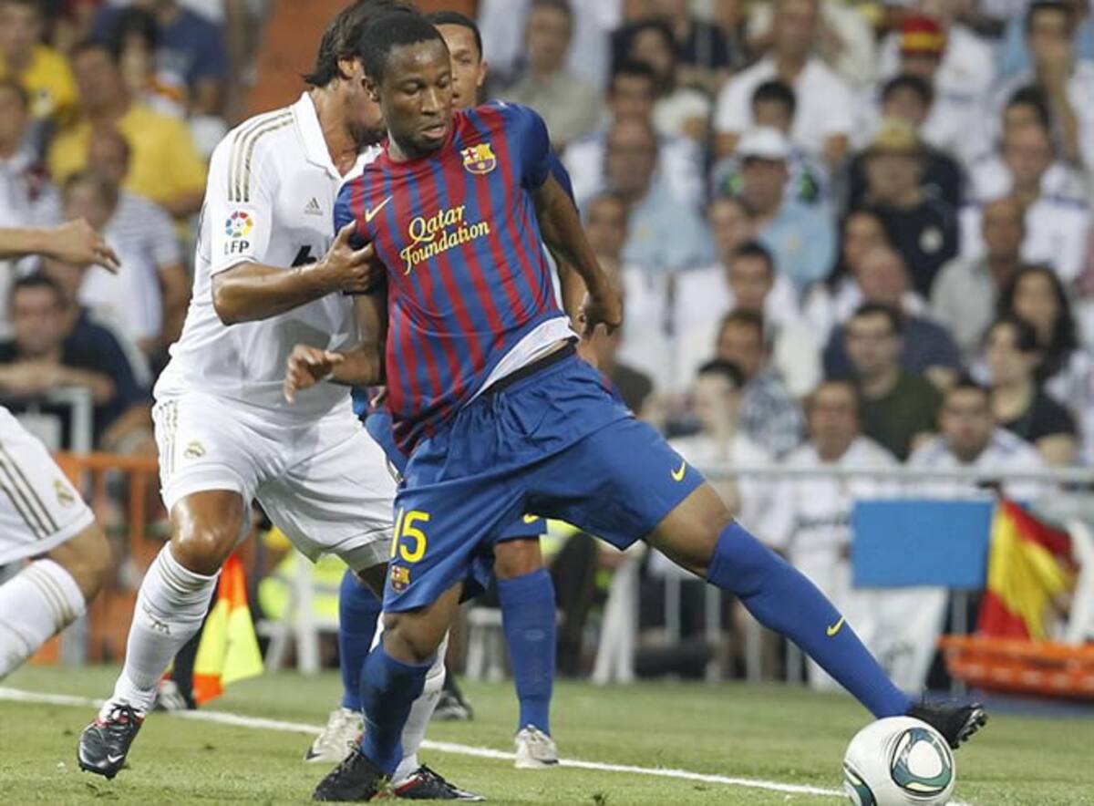 Kedhira intenta arrebatarle el balón a centrocampista del Barça Seydou Keita