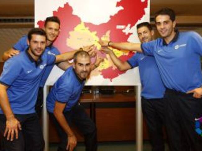 Varios de los entrenadores que imparten fútbol en China.