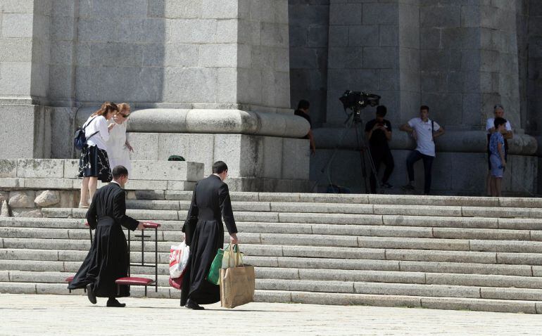 Varias personas en la entrada de la basílica del Valle de los Caídos. 