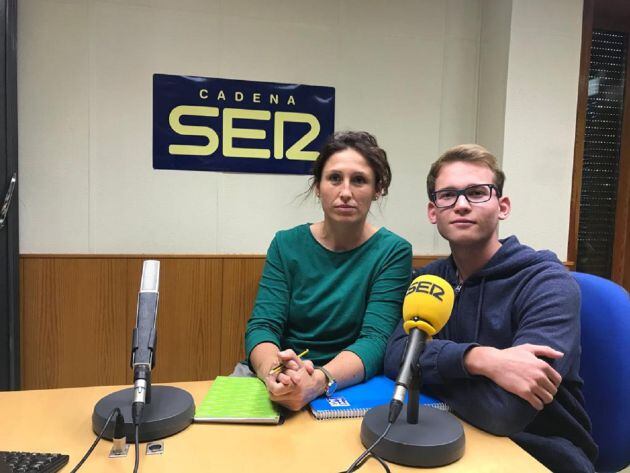 Laura Zapater y Pablo Moreno, alumnos del CIFP San Blas de Teruel, centro de referencia nacional de bioeconomía, en los estudios de SER Teruel