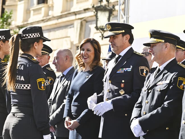 194 nuevos policías locales recogen sus despachos en València