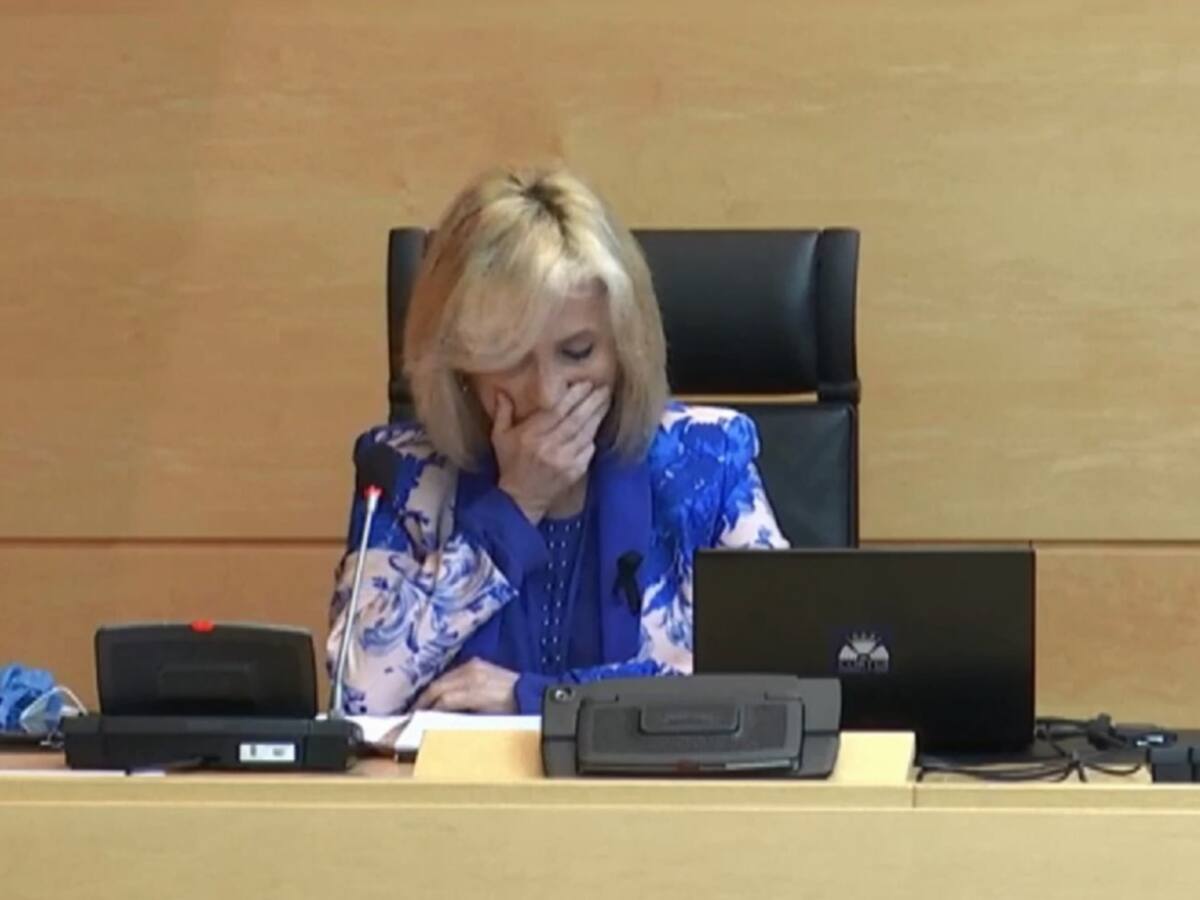 Verónica Casado rompe a llorar recordando a los sanitarios fallecidos por el coronavirus en Castilla y León