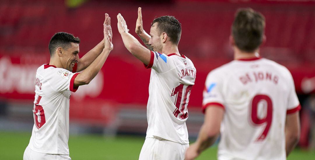 Jesús Navas y Rakitic celebran el tercer gol del equipo hispalense