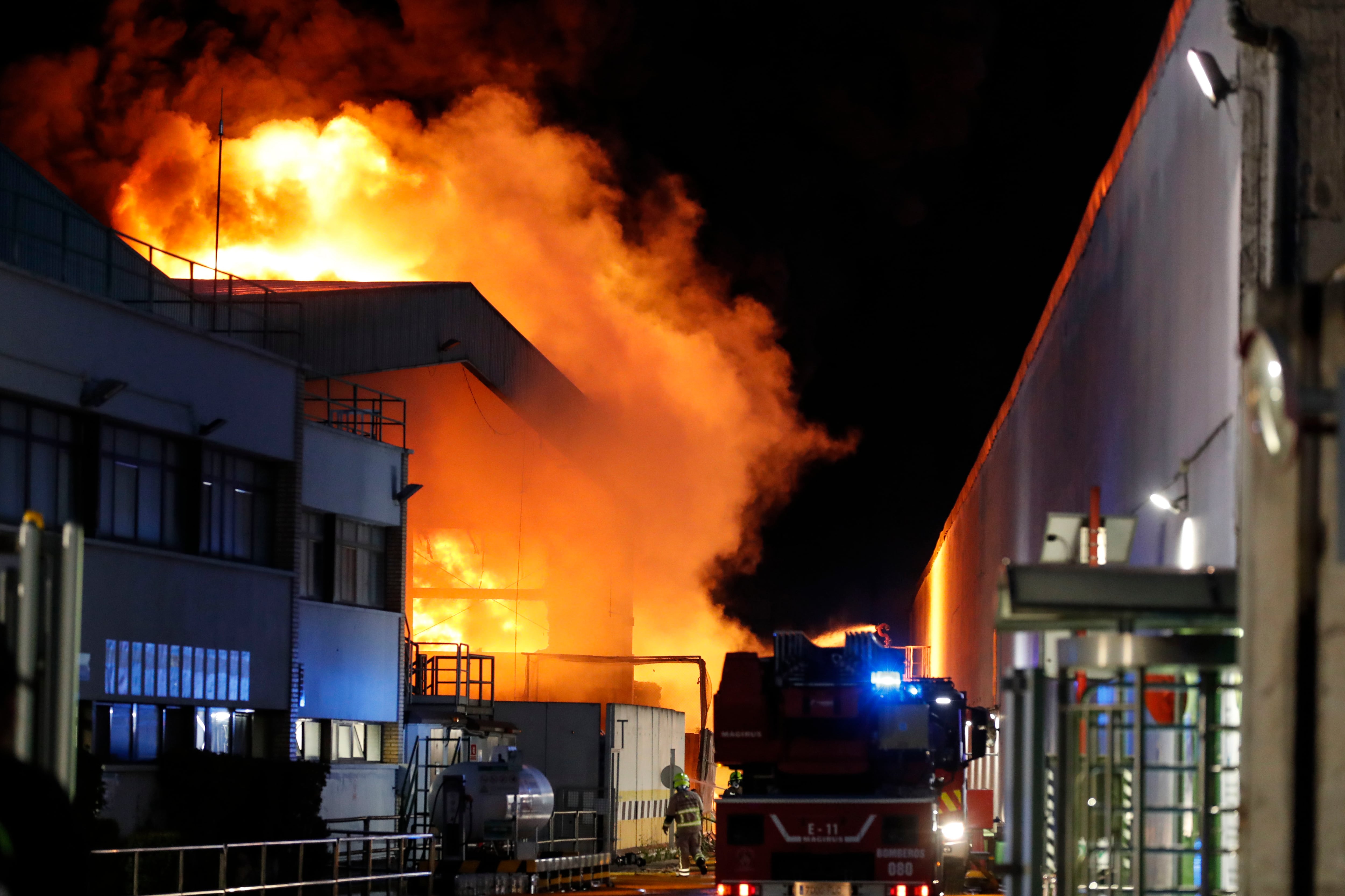 ZARAGOZA, 14/02/2026.- Los Bomberos de Zaragoza trabajan en la extinción de un incendio en la empresa Saica ubicada en la calle San Juan de la Peña, según han informado fuentes municipales. El humo y el olor es perceptible en gran parte del Arrabal y hasta el lugar se han desplazado también efectivos de la policía. EFE/ Javier Belver