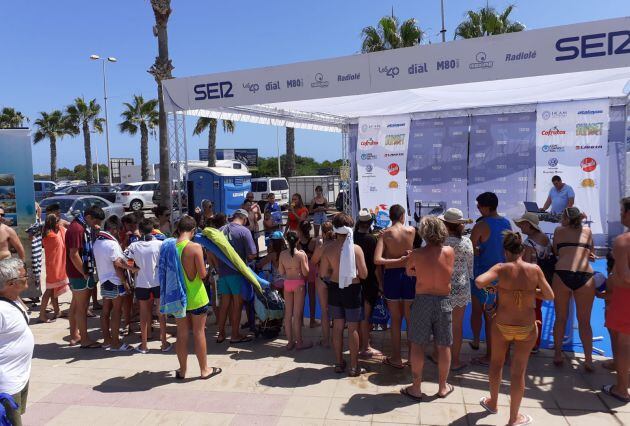 Imagen a media mañana del set de La Radio Al Sol en la playa Mistral de la Manga del Mar Menor (San Javier)