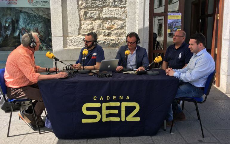 Realización, en directo, de Hoy por Hoy Cantabria desde Ramales de la Victoria, con Joaquín Eguizábal &#039;Pencho&#039;, a la izquierda, y César García, alcalde del municipio, a la derecha.