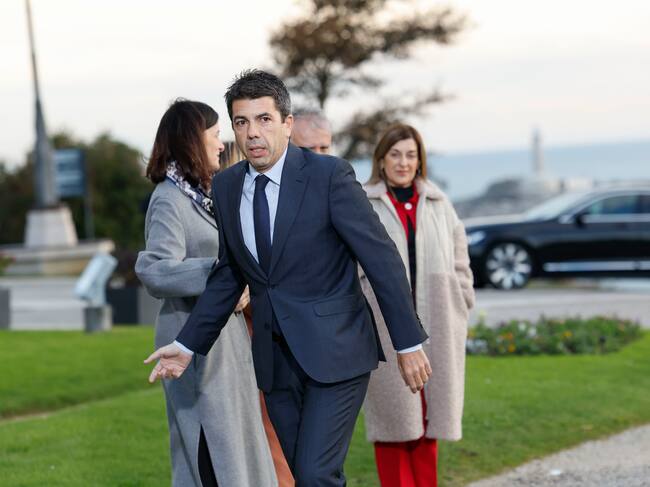 El presidente de la Generalitat Valenciana, Carlos Mazón, a su llegada al Palacio de la Magdalena de Santander para la XXVII Conferencia de Presidentes que se celebra este viernes.