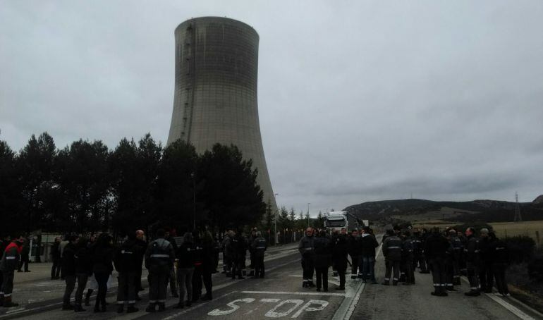 Trabajadores de Elcogas concentrados en el exterior de la Central