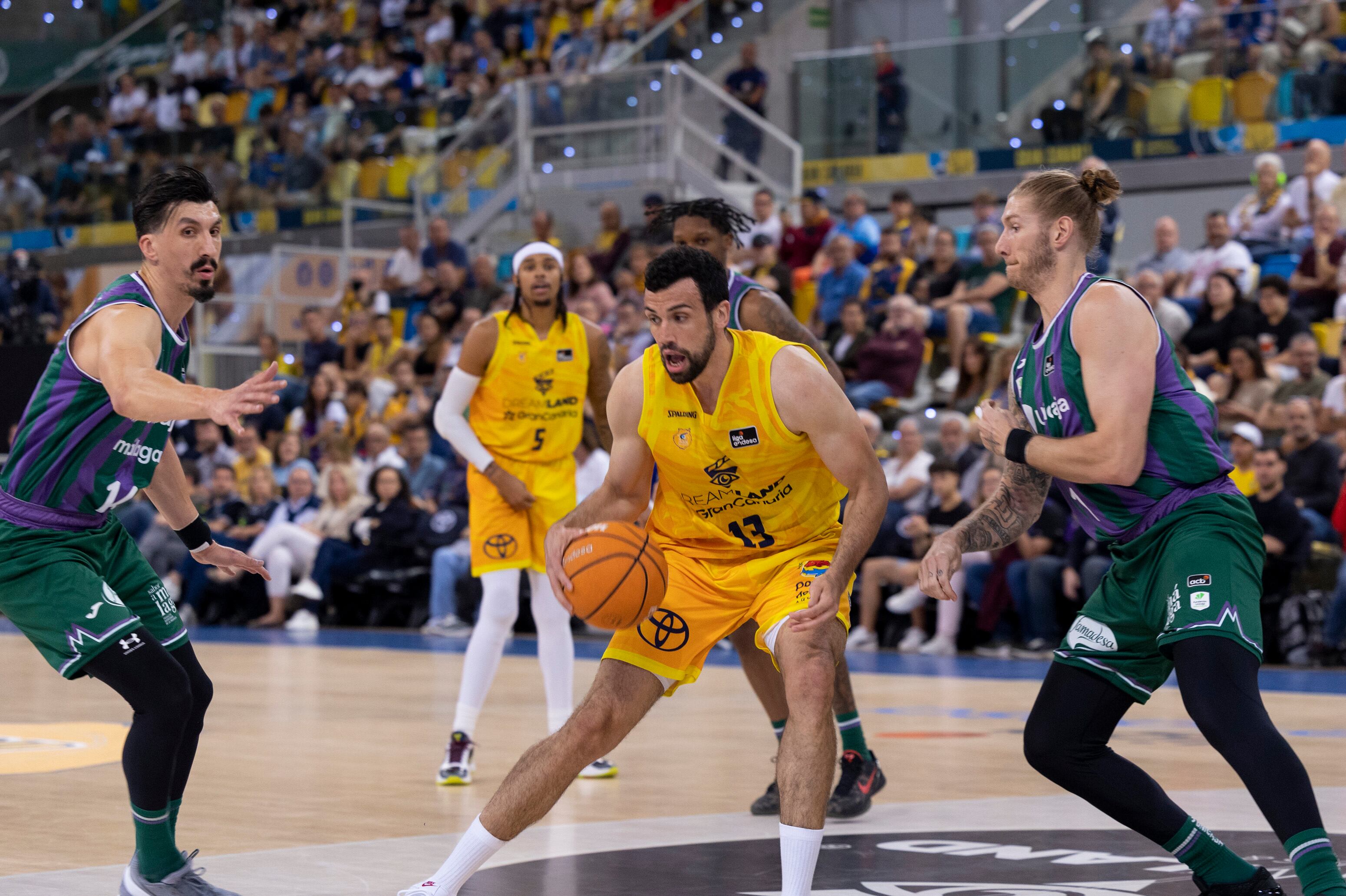 LAS PALMAS DE GRAN CANARIA, 30/03/2025.- Pelos (c), del Gran Canaria, ante Djedovic (i) y Osetkowski (d), del Unicaja durante el partido de la jornada 25 de la Liga Endesa disputado este domingo en el Gran Canaria Arena. EFE/Quique Curbelo