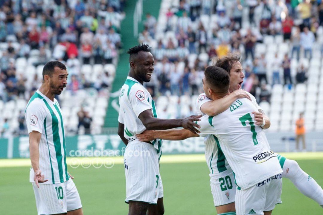 Zelu celebra el gol con Raúl Cámara