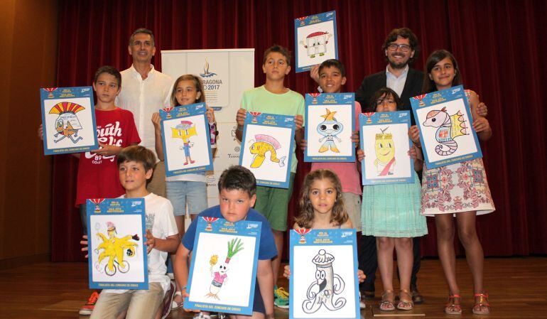 Aquests són els nens finalistes del concurs de dibuix, en el que hi van participar escoles de tota la demarcació. 