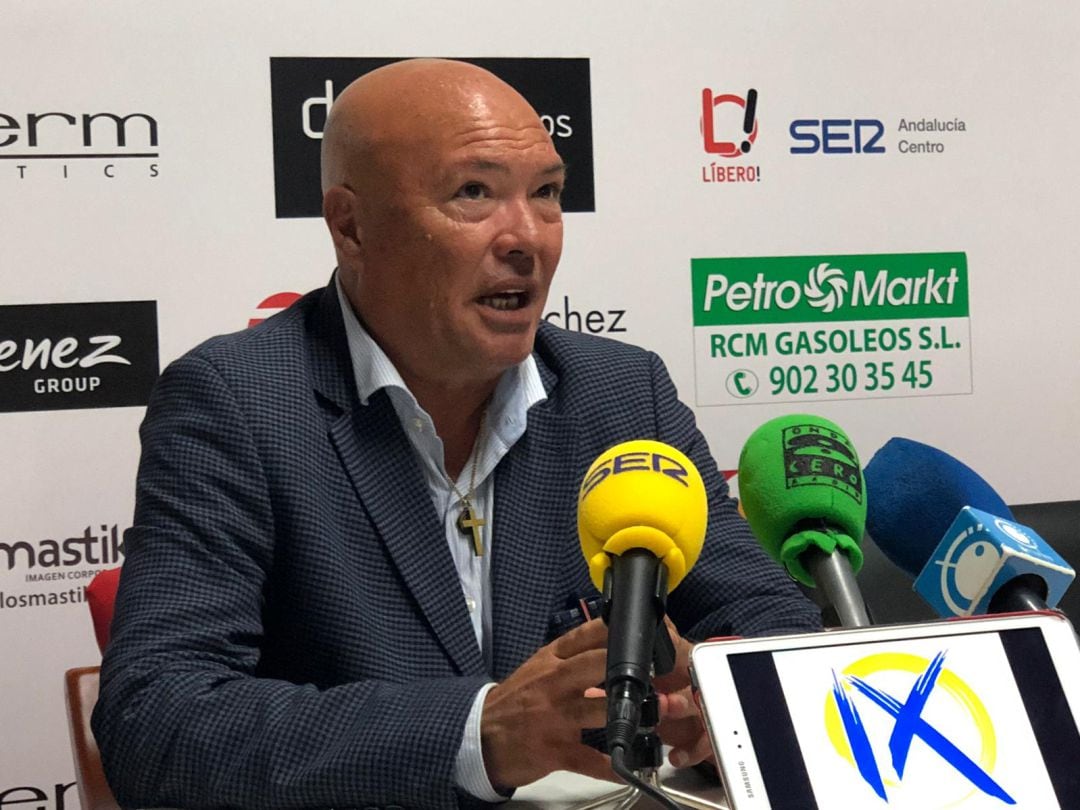 Andrés García Tebar, durante la rueda de prensa en Puente Genil