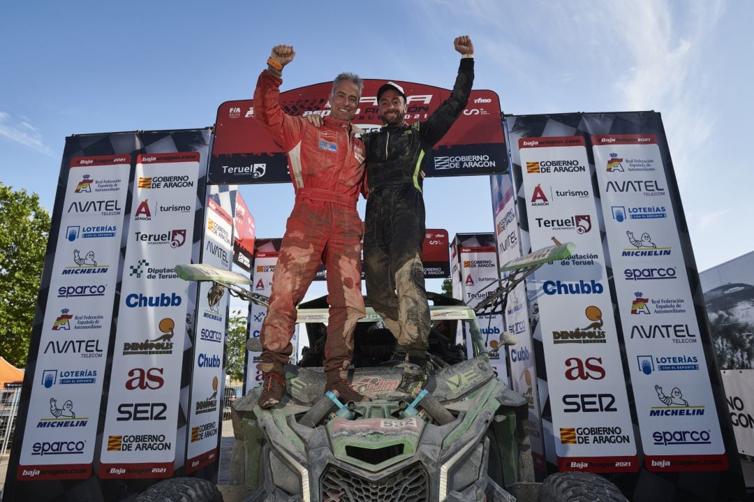 Víctor Verdú su copiloto celebran el triunfo en la Baja Aragón