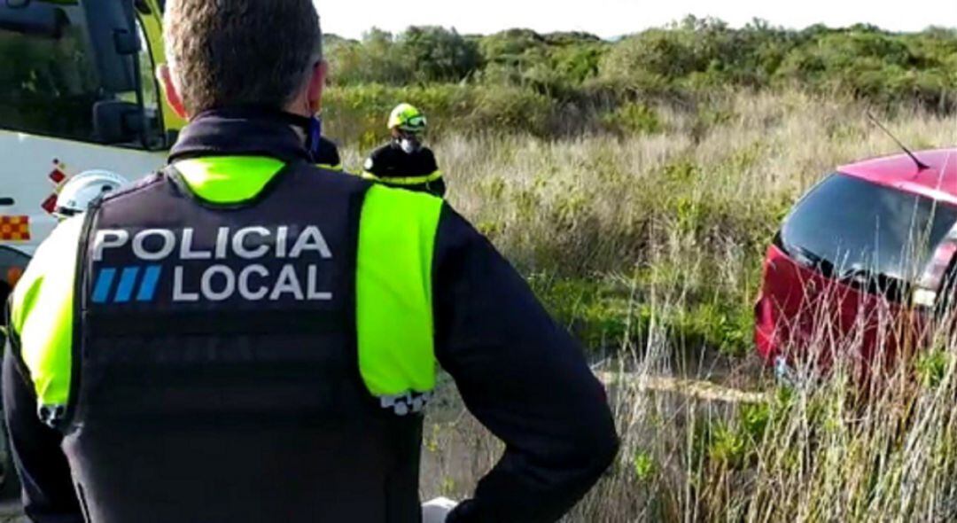 Policía y Bomberos en el momento de la intervención.
