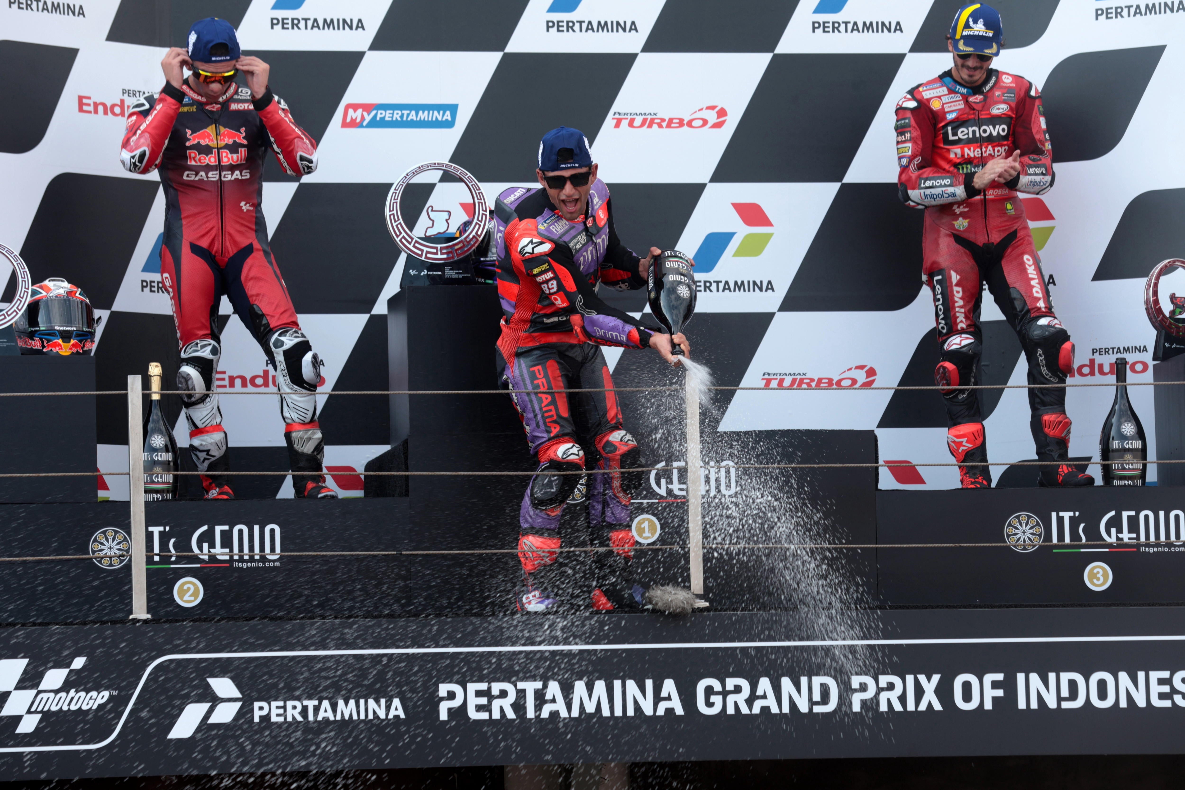 Jorge Martín celebra la victoria en el GP de Indonesia junto a Pedro Acosta y &#039;Pecco&#039; Bagnaia