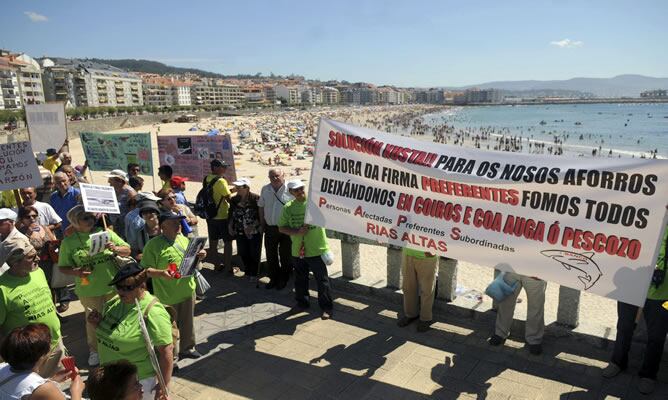 Protestantes durante la manifestación convocada por los afectados por las preferentes de Novagalicia Banco en Sanxenxo