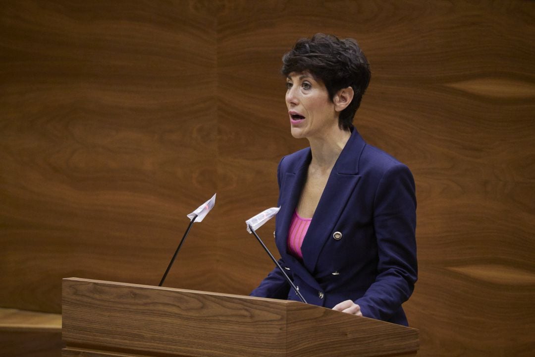 La consejera de Economía y Hacienda de Navarra, Elma Saiz, durante su intervención en una sesión plenaria en el Parlamento de Navarra